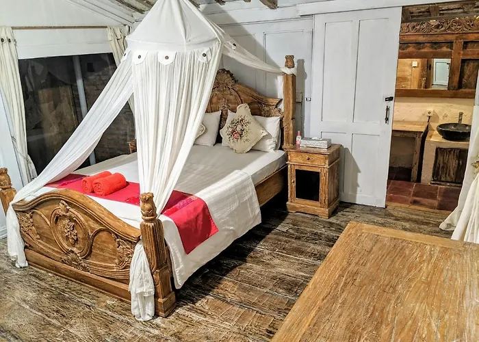Hidden Wooden Cabins Bed & Breakfast Denpasar