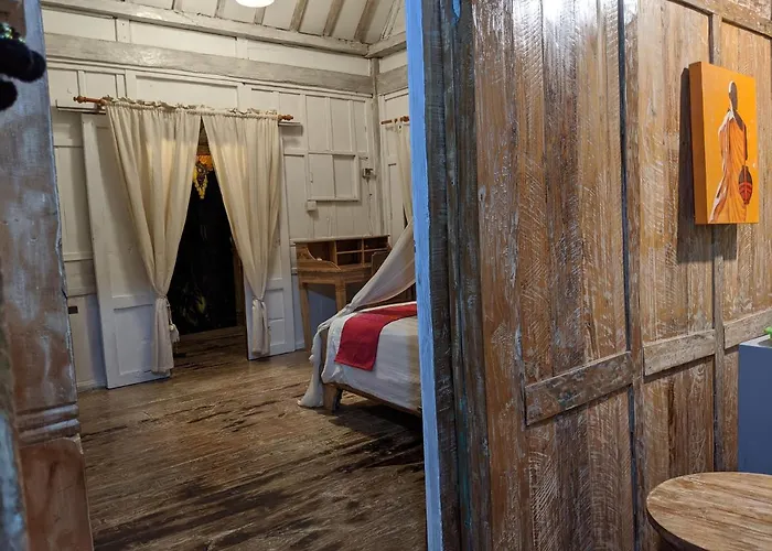 Bed & Breakfast Hidden Wooden Cabins